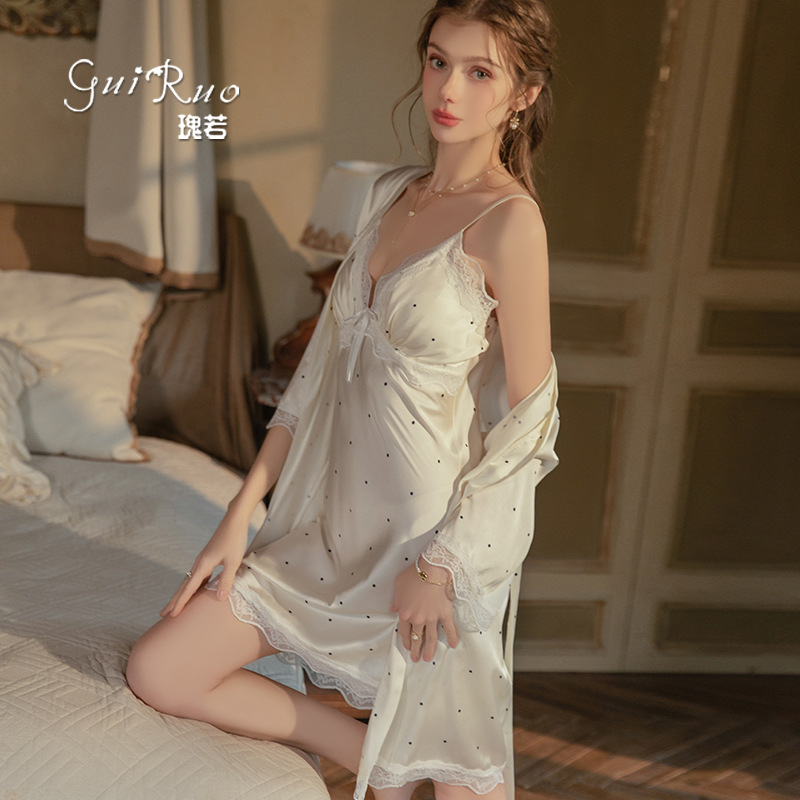 Robe Silk Women - ชุดนอนสายเดี่ยวผ้าซาตินไอซ์ซิลค์ลายจุดพิมพ์ลายลูกไม้ตกแต่ง พร้อมฟองน้ำเสริมหน้าอก คอวีลึก ดีไซน์เย้ายวน สำหรับใส่ในบ้าน